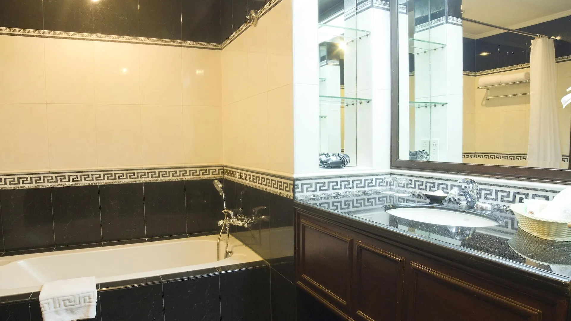 *** Hotel Herald Suites Solana Makati City Philippinen