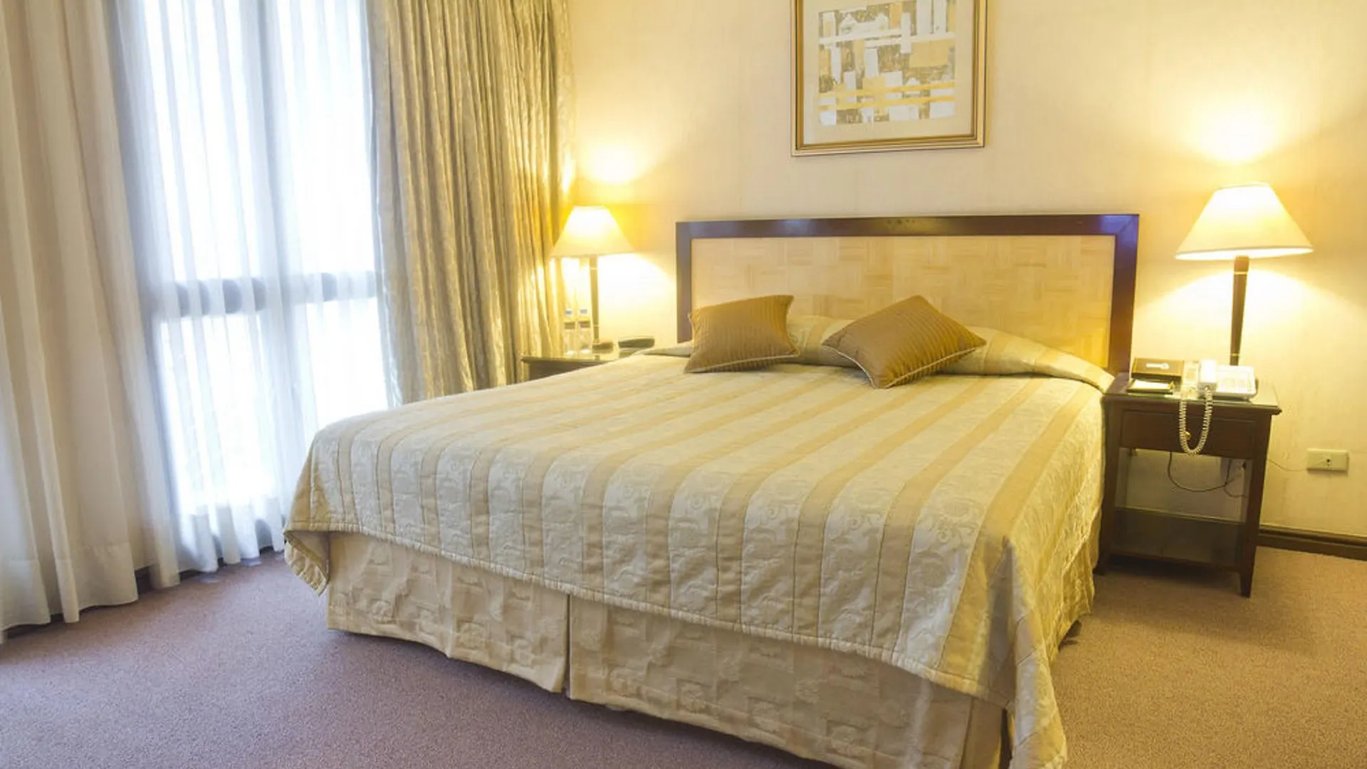 Herald Suites Solana Makati City Hotel