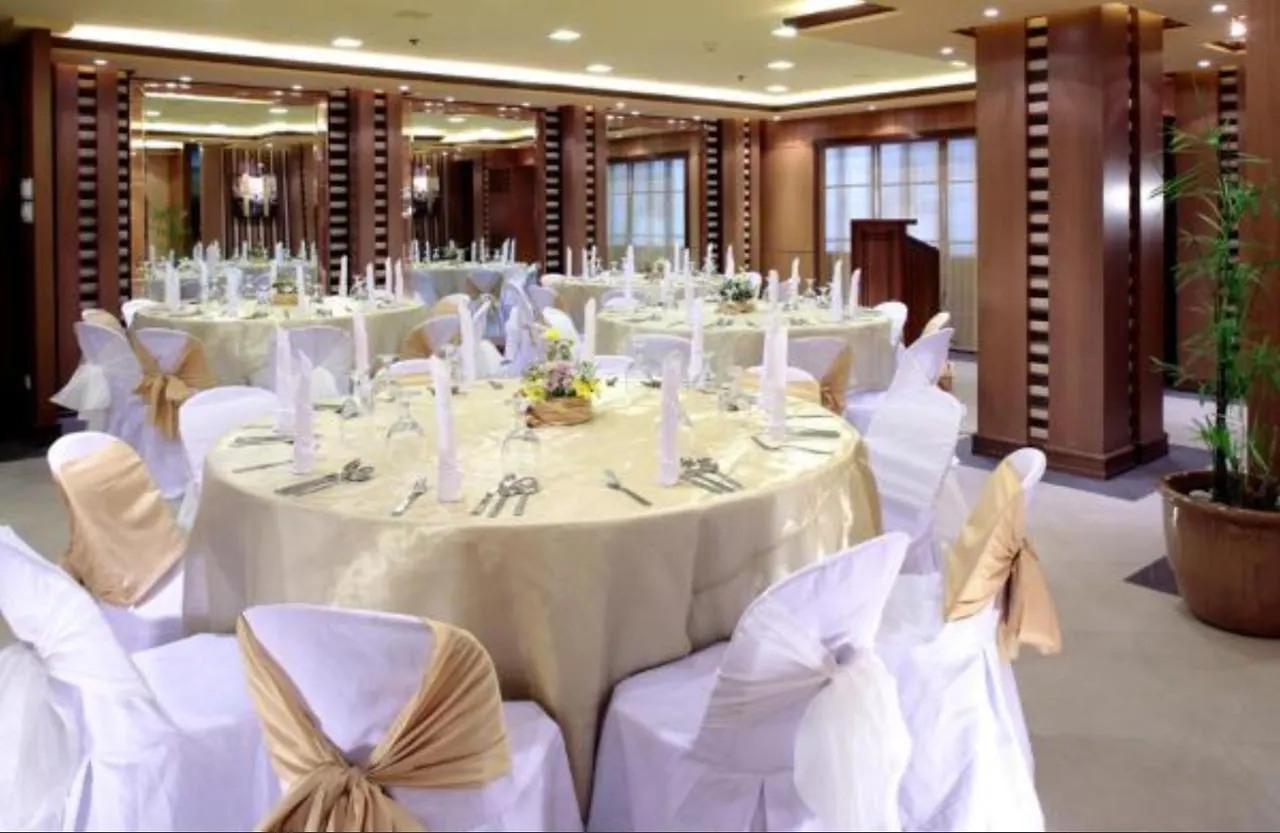 Herald Suites Solana Makati City Hotel