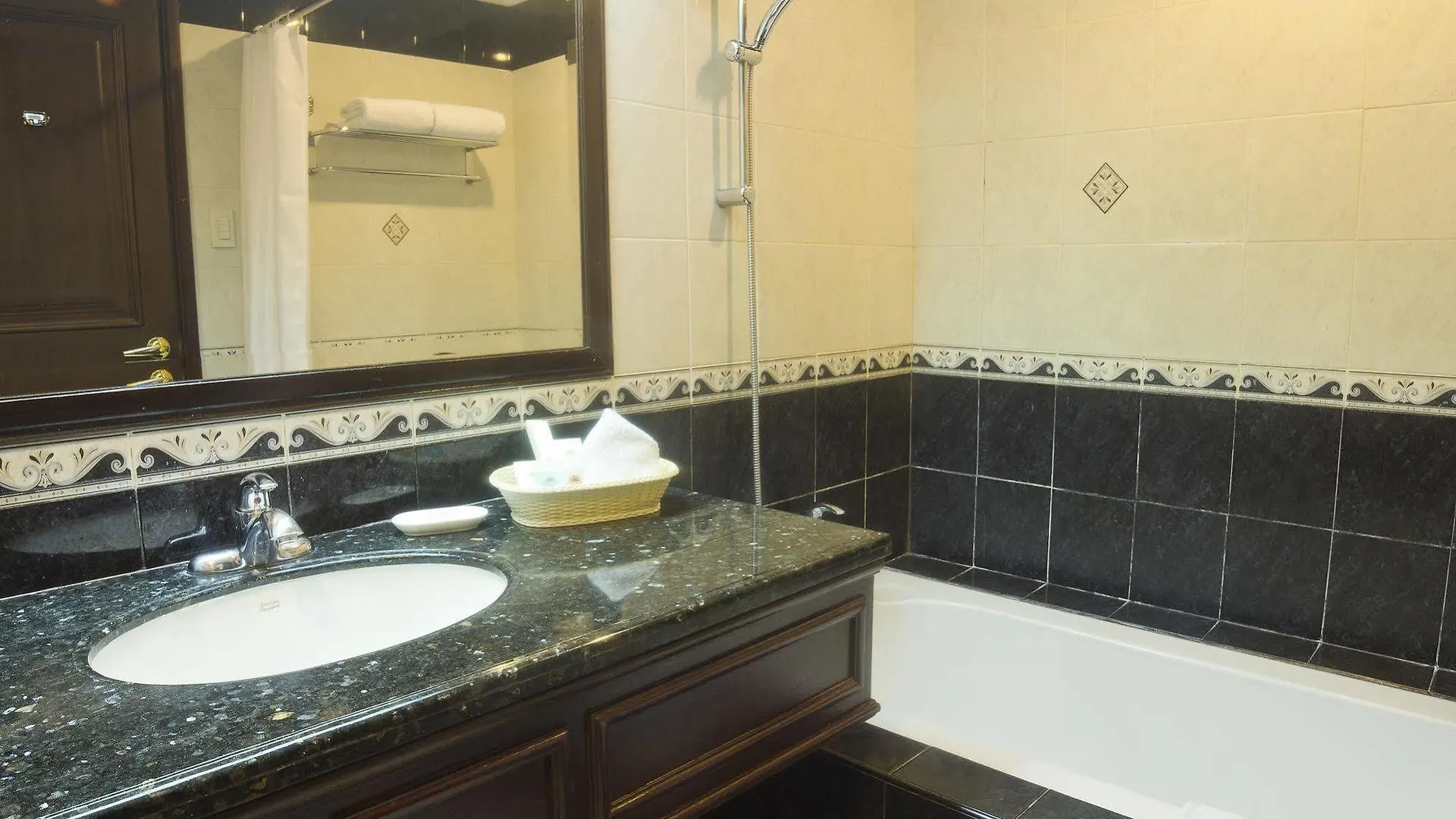 Herald Suites Solana Makati City