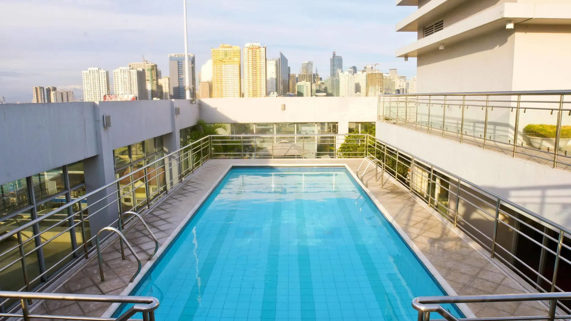 Herald Suites Solana Makati City