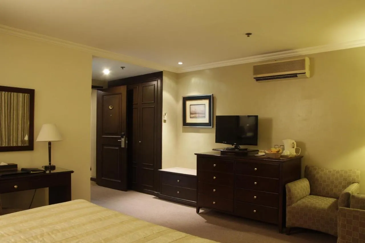 *** Hotel Herald Suites Solana Makati City Philippines